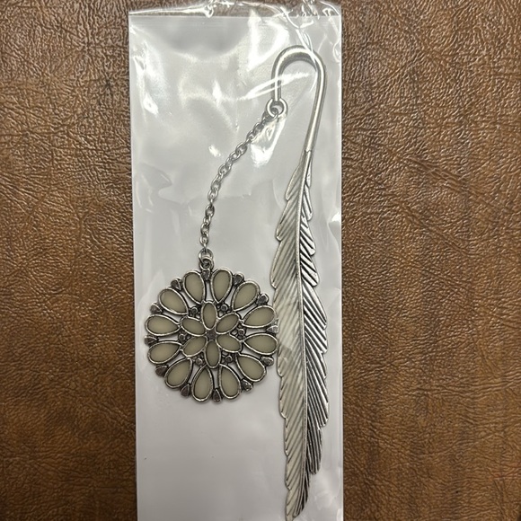 Choice of 1 Glow in the Dark Silver Bookmarks - Picture 3 of 4